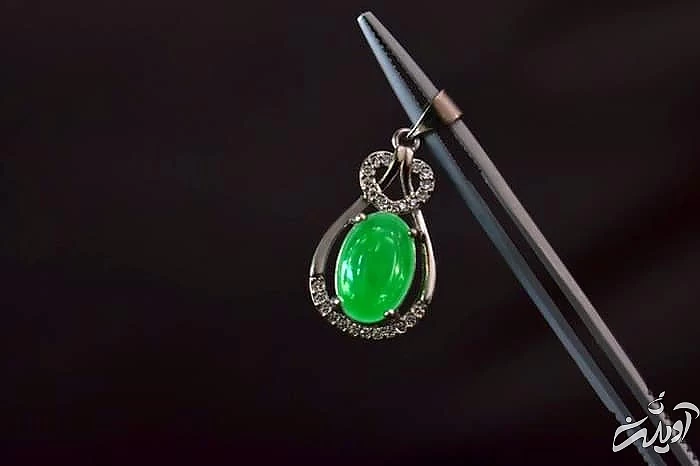 قرار دادن سنگ یشم زیر نور سنگ یشم